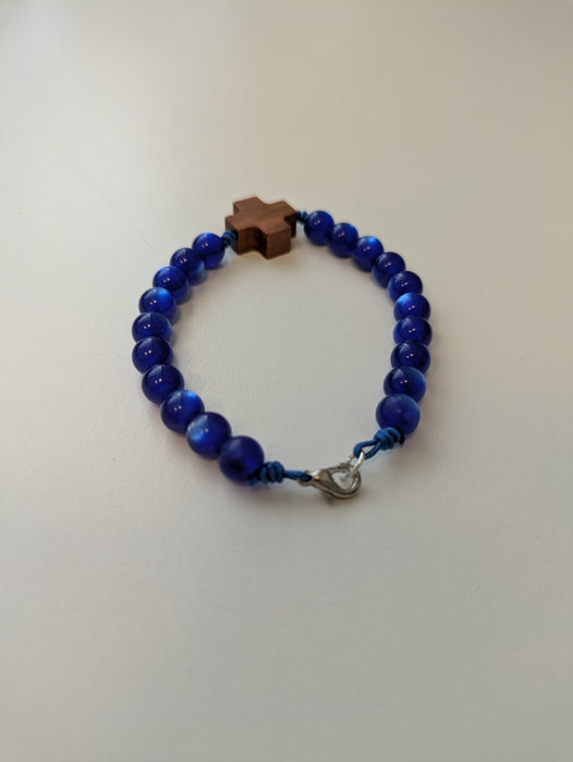 Armband, glaskulor med kors av olivträ