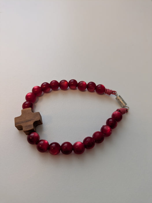 Armband, glaskulor med kors av olivträ