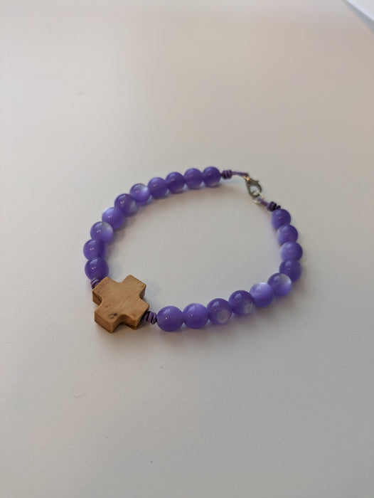 Armband, glaskulor med kors av olivträ