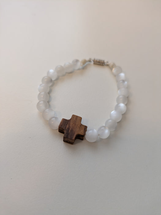 Armband, glaskulor med kors av olivträ