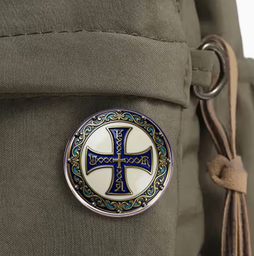 Pin med kors i blått och vitt