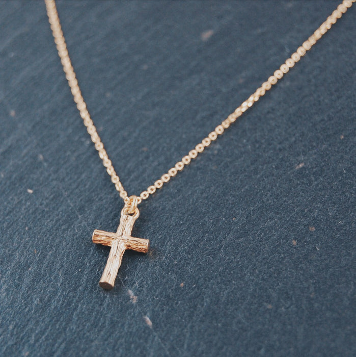 i17g Hamrat förgyllt silverkors.