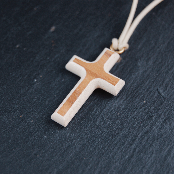 Färgade kors i olivträ från Nasaret